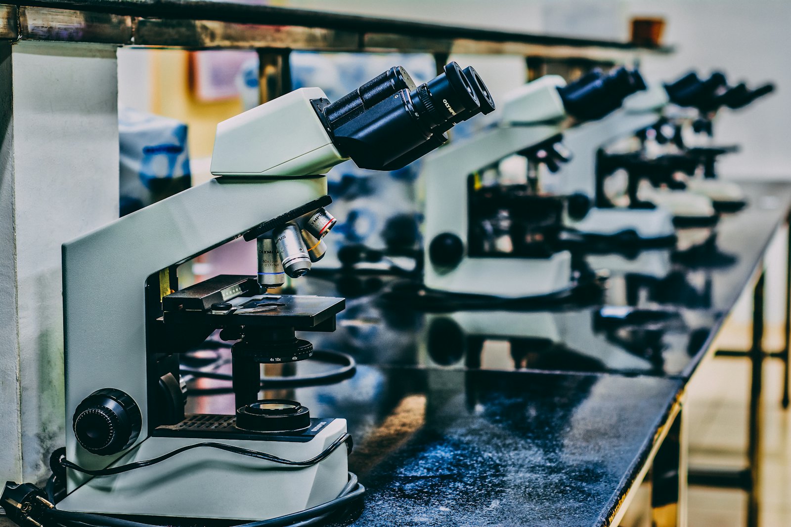Un microscope de laboratoire d'analyses médicales.