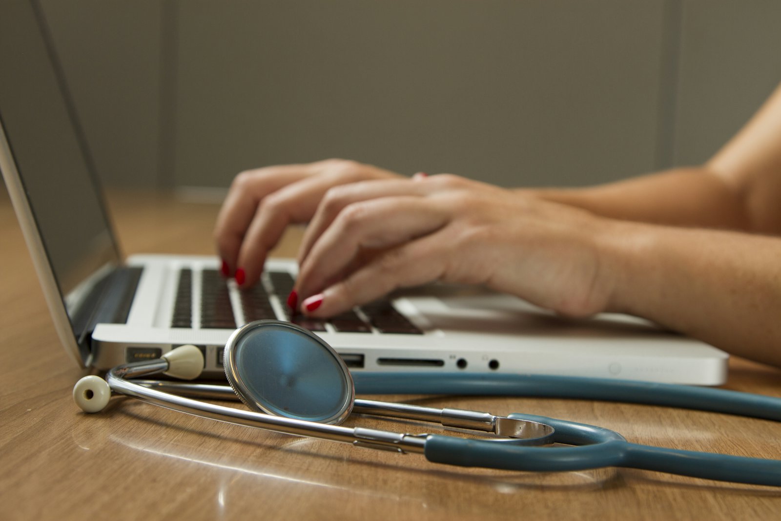 Un poste de travail de cabinet : ordinateur portable et stéthoscope.