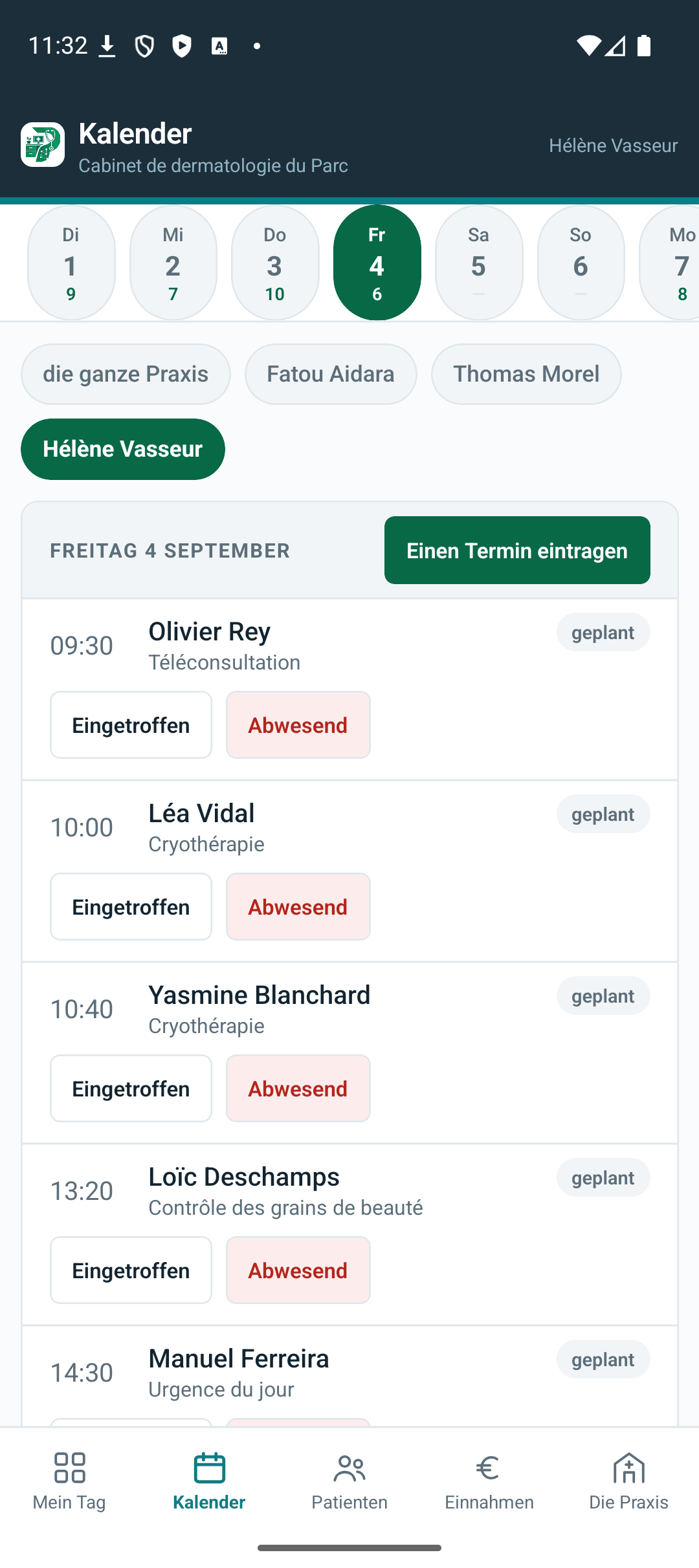 Am Telefon — der Kalender: kein Wochenraster, eine Auslastungszahl unter jedem Tag.