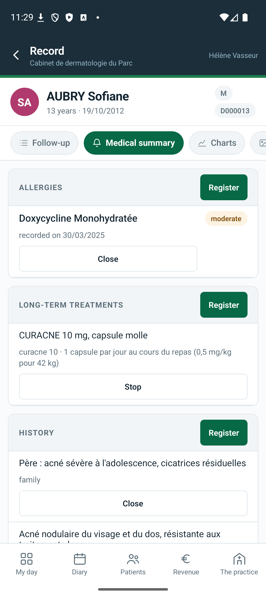 On the phone — the medical summary: allergies, long-term treatments, history and vaccinations.